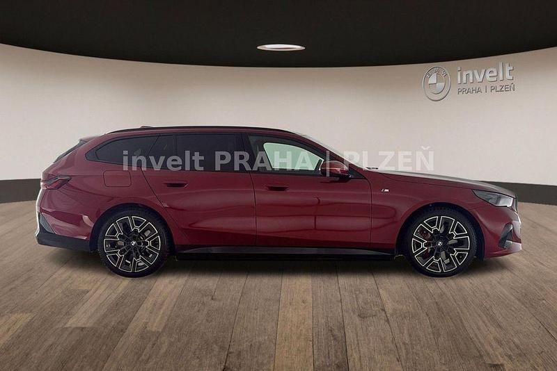 Gebraucht BMW 550e M Sport 313 PS (230 kW) 2025 Rot Kombi