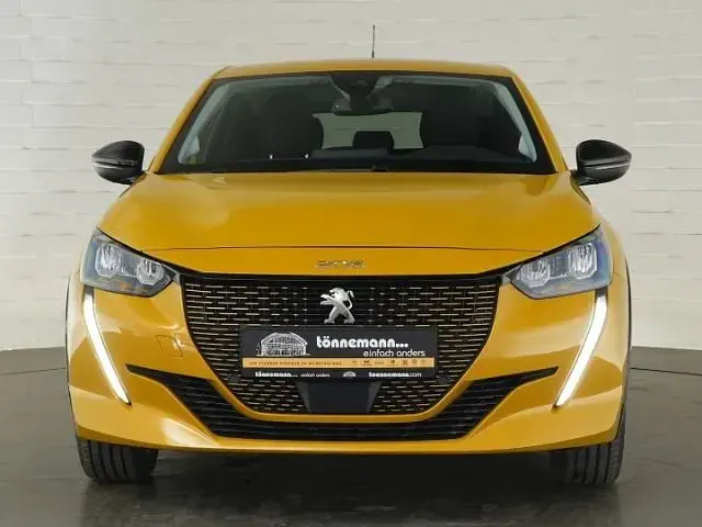 Gebraucht Peugeot e-208 Allure 100 kW (136 PS) 2023 Gelb Kleinwagen