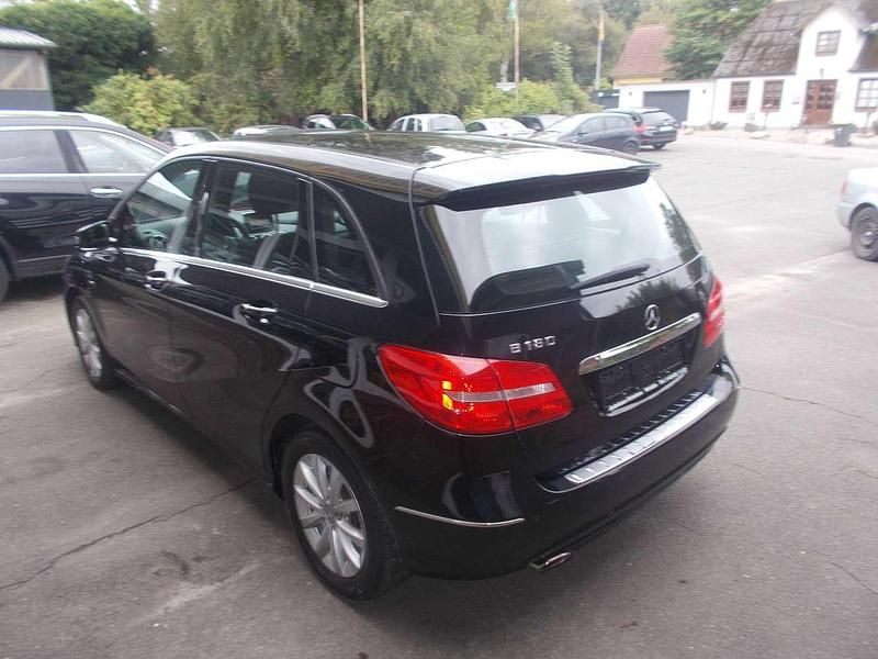 Gebraucht Mercedes B180 122 PS (89 kW) 2012 Schwarz Van / Kleinbus