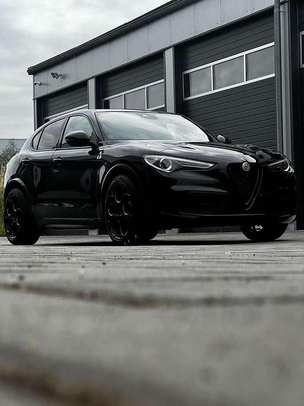 Colore esterno (nero vulcano, Gebraucht 2023 Alfa Romeo Stelvio Quadrifoglio SUV | 62.980 € (Fairer Preis) - Bild 1/4