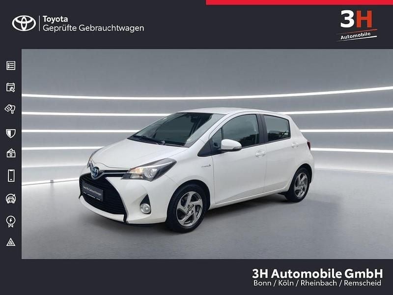 Weiß Gebraucht 2015 Toyota Yaris Hybrid Comfort Limousine | 11.990 € (Teuer) - Bild 1/4