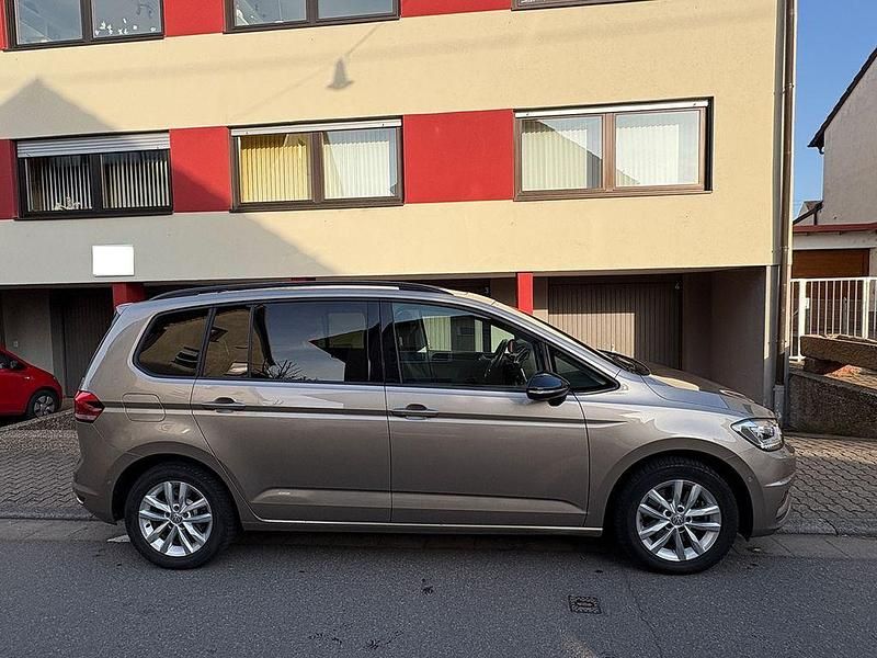 Gebraucht VW Touran Highline 190 PS (139 kW) 2017 Gold Van / Kleinbus