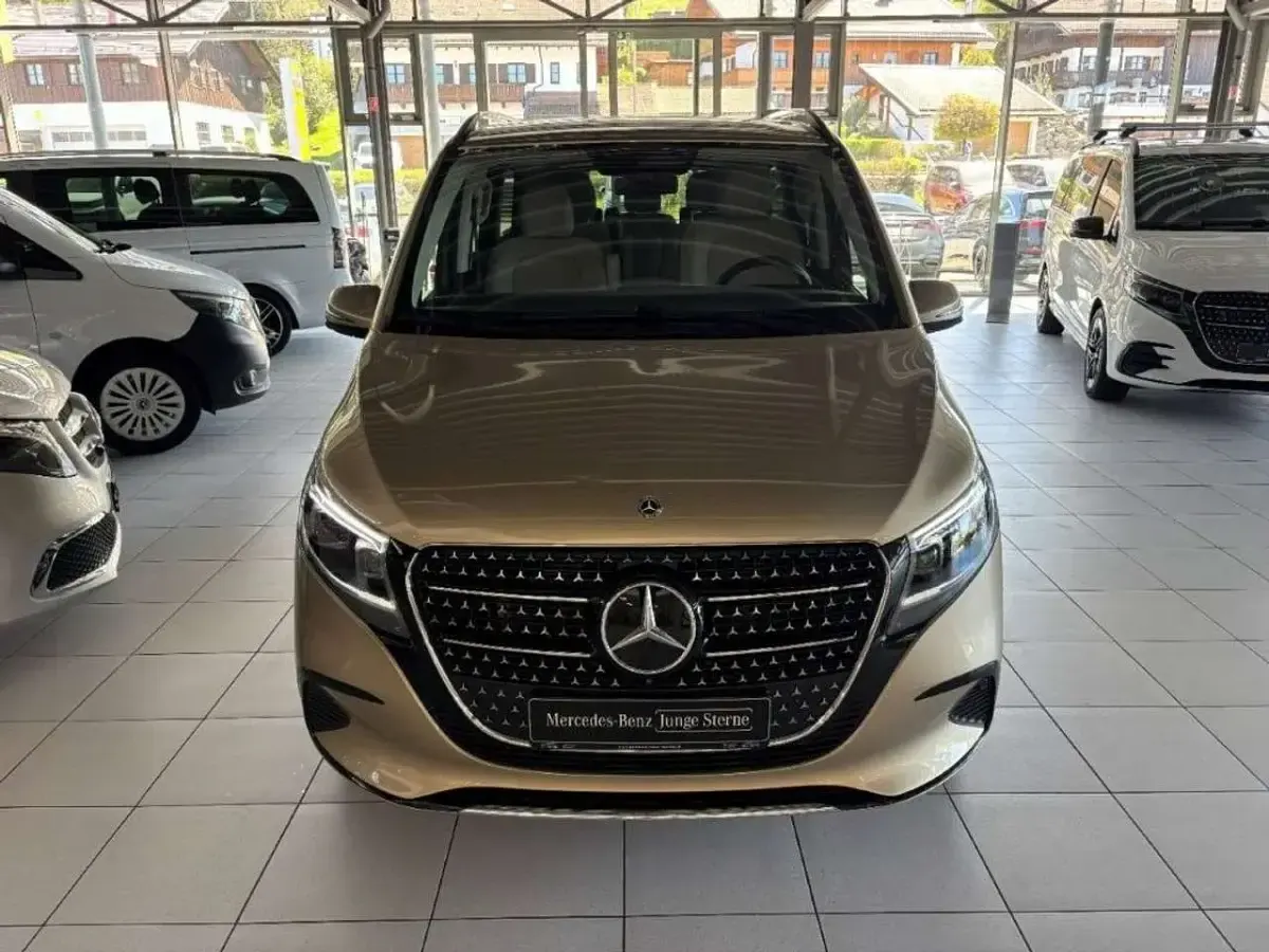 Gebraucht Mercedes V300 Avantgarde 237 PS (174 kW) 2025 Gold Van / Kleinbus
