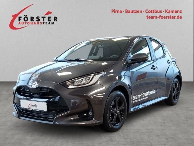 Grau Gebraucht 2025 Toyota Yaris Hybrid Comfort Limousine | 25.990 € (Etwas zu teuer) - Bild 1/4