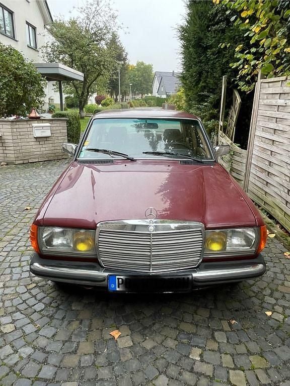 Rot Gebraucht 1983 Mercedes E230 Limousine | 9.990 € - Bild 1/4