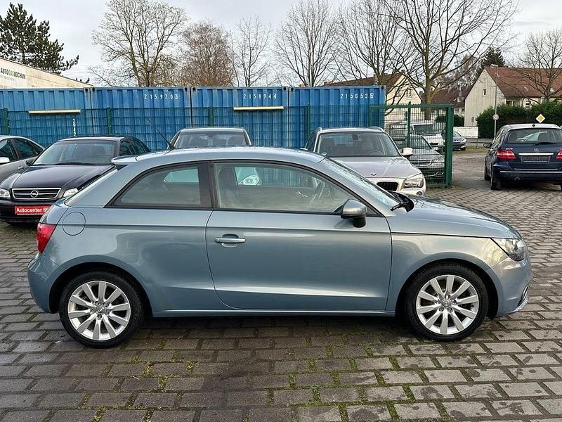 Gebraucht Audi A1 Attraction 105 PS (77 kW) 2011 Blau Kleinwagen