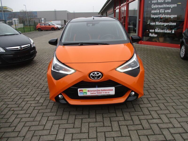 Orange Gebraucht 2019 Toyota Aygo X-cite Kleinwagen | 13.980 € (Teuer) - Bild 1/4