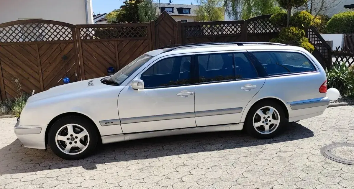 Second-hand Mercedes E200 Classic 163 CP (119 kW) 2002 Argintiu Berlinǎ