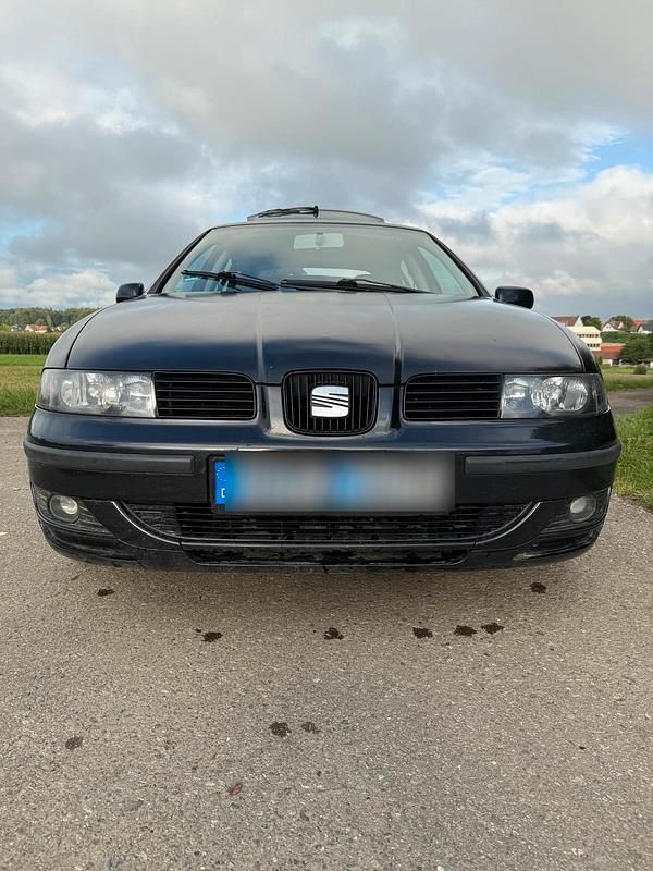 Schwarz Gebraucht 2002 Seat Leon Kleinwagen | 2.699 € - Bild 1/4