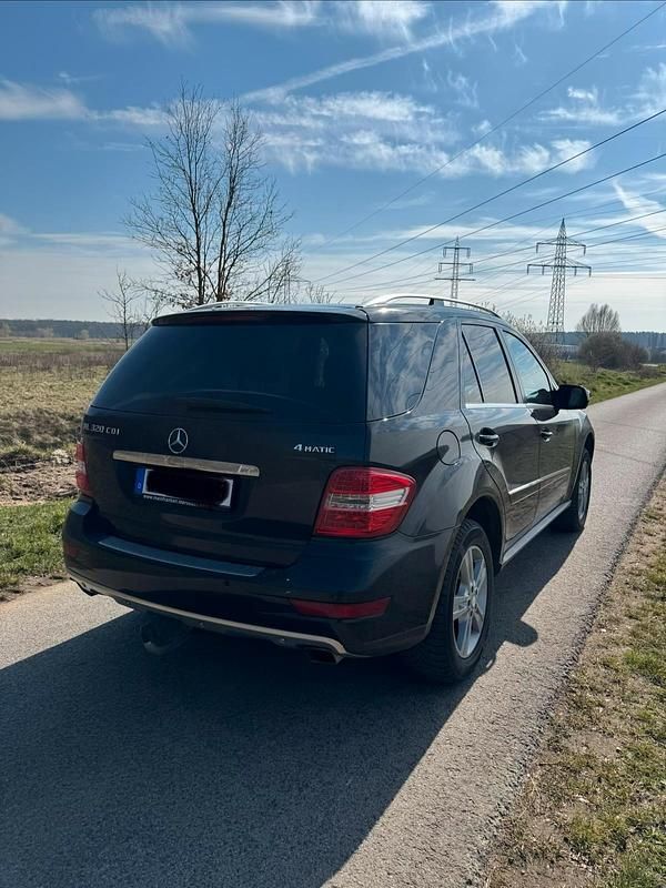 Second-hand Mercedes ML320 224 CP (164 kW) 2009 Negru SUV