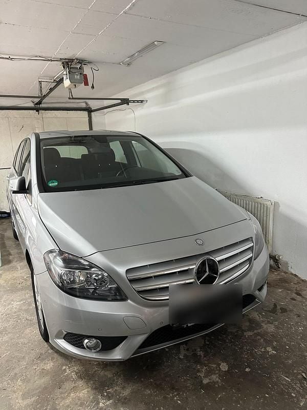 Silber Gebraucht 2014 Mercedes B180 Van / Kleinbus | 8.700 € (Guter Preis) - Bild 1/4