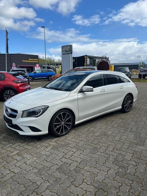 Weiß Gebraucht 2016 Mercedes CLA180 Shooting Brake Urban Kombi | 18.299 € (Fairer Preis) - Bild 1/4