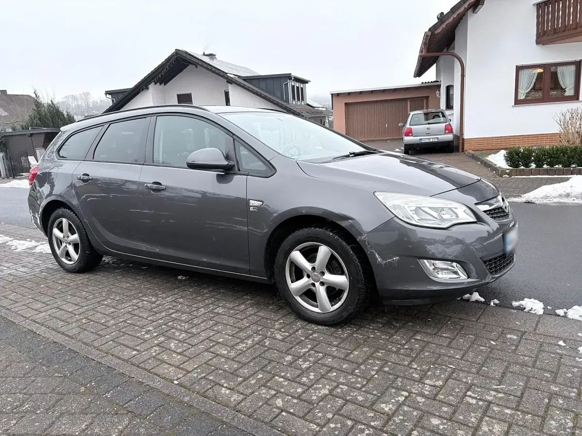 Gebraucht Opel Astra 140 PS (102 kW) 2012 Silber Kombi