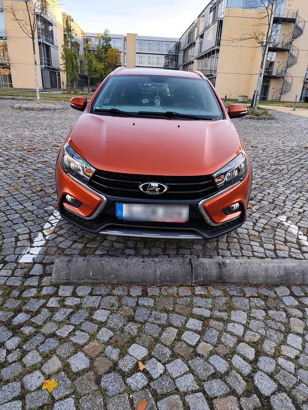 Orange Gebraucht 2019 Lada Vesta Kombi | 12.999 € - Bild 1/4