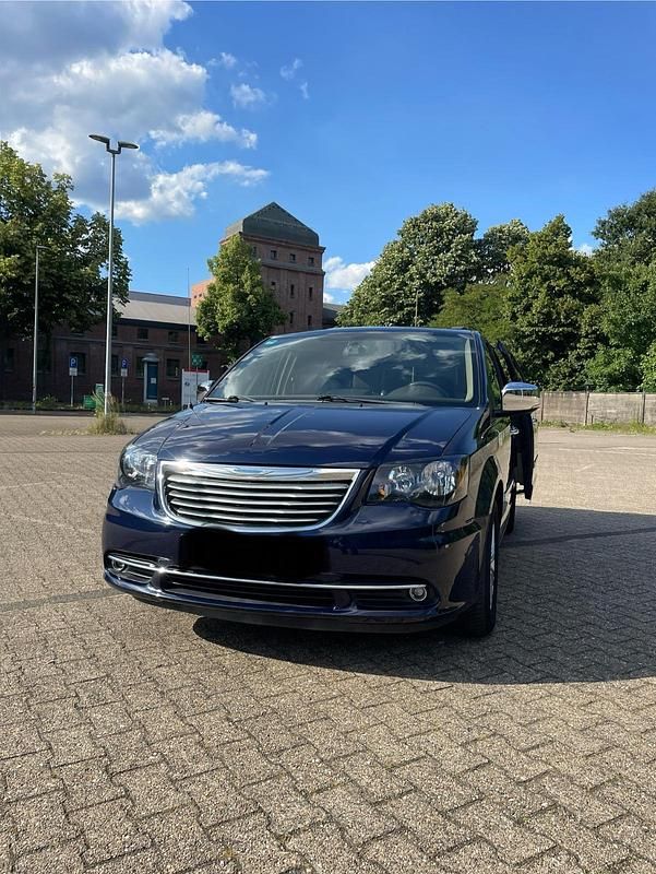 Blau Gebraucht 2012 Chrysler Grand Voyager Limited Van / Kleinbus | 12.000 € (Fairer Preis) - Bild 1/4