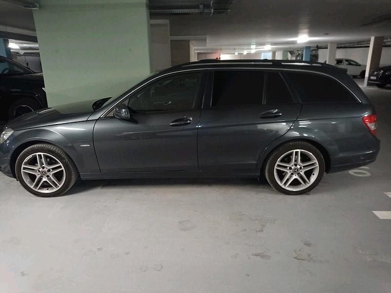 Grau Gebraucht 2010 Mercedes C200 Kombi | 5.200 € - Bild 1/4