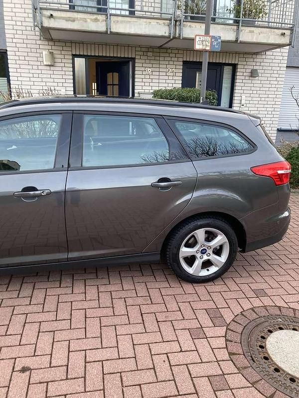 Gebraucht Ford Focus Business Edition 120 PS (88 kW) 2016 Grau Kombi