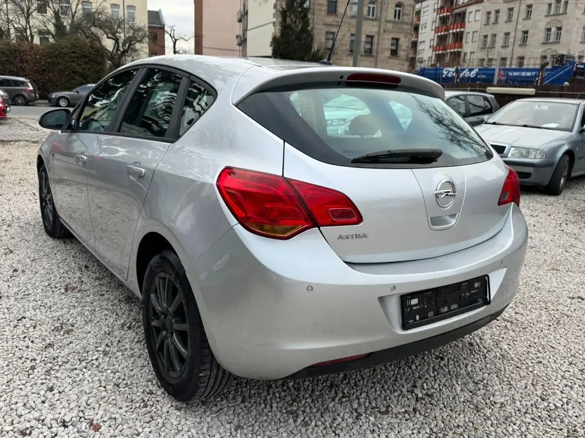 Gebraucht Opel Astra Edition 116 PS (85 kW) 2010 Silber Limousine