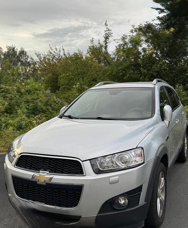 Grau Gebraucht 2011 Chevrolet Captiva SUV | 8.900 € - Bild 1/4