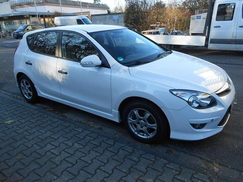 Crystalweiß Gebraucht 2011 Hyundai i30 Limousine | 5.750 € (Etwas zu teuer) - Bild 1/4