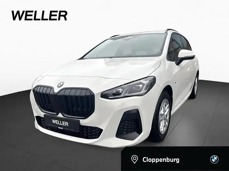 Alpinweiss iii (weiß) Gebraucht 2024 BMW 220 Active Tourer M Sport Van / Kleinbus | 34.390 € (Etwas zu teuer) - Bild 1/4