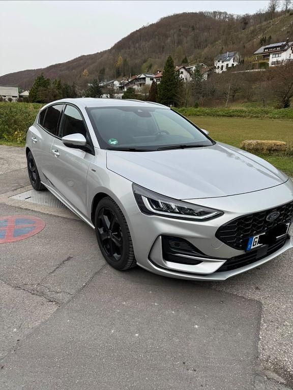Silber Gebraucht 2023 Ford Focus ST-Line X Limousine | 20.600 € (Guter Preis) - Bild 1/4