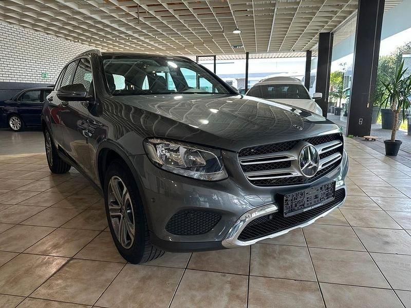 Grau Gebraucht 2017 Mercedes GLC250 SUV | 19.900 € (Guter Preis) - Bild 1/4