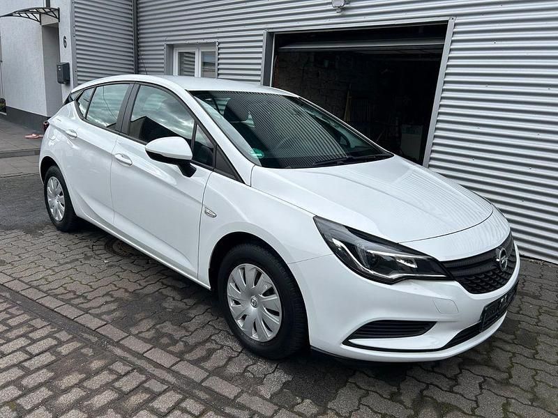Weiß Gebraucht 2018 Opel Astra Selection Limousine | 9.900 € (Superpreis) - Bild 1/4