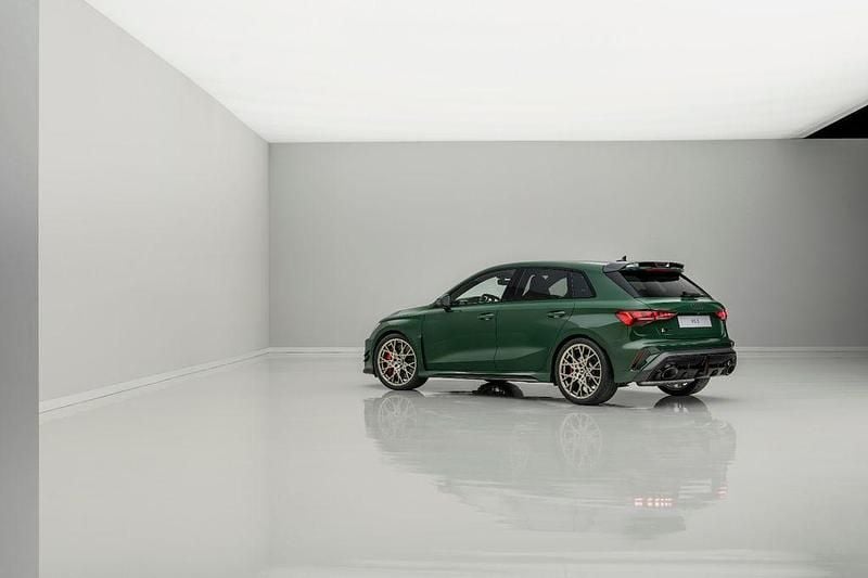 Neu Audi RS3 Competition 400 PS (294 kW) 2026 Grün Limousine