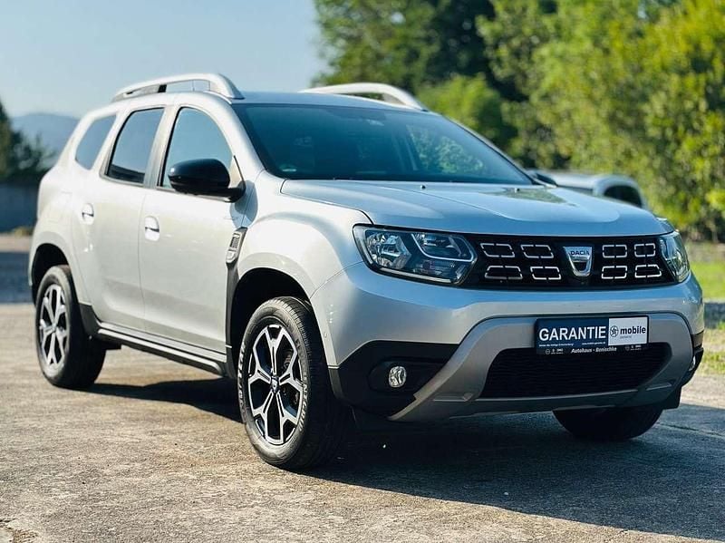 Silber Gebraucht 2020 Dacia Duster Celebration SUV | 14.690 € (Fairer Preis) - Bild 1/2