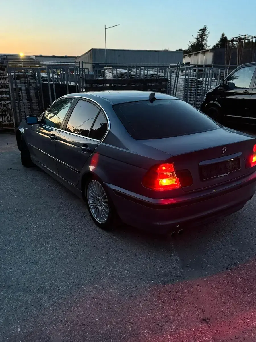 Second-hand BMW 330 184 CP (135 kW) 2000 Albastru Berlinǎ