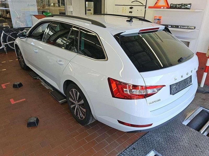 Gebraucht Skoda Superb 156 PS (114 kW) 2022 Moonweiß Kombi