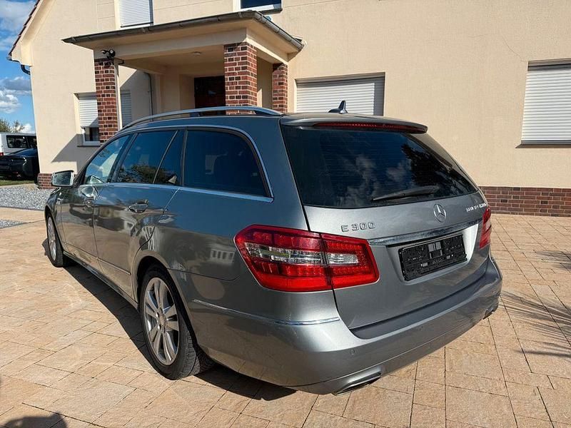 Gebraucht Mercedes E300 204 PS (150 kW) 2012 Silber Kombi