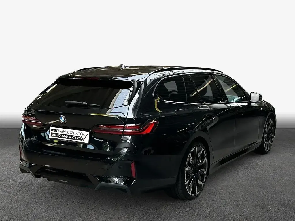 Gebraucht BMW 540 Performance 286 PS (210 kW) 2025 Black sapphire metallic Kombi