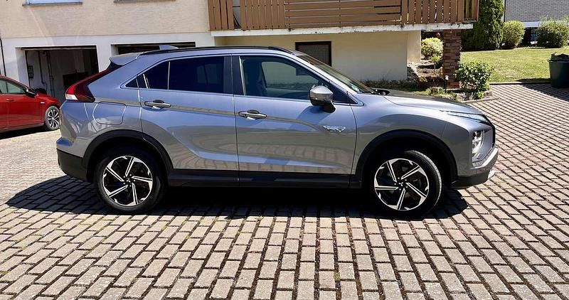 Grau Gebraucht 2022 Mitsubishi Eclipse Cross Plus SUV | 22.500 € (Superpreis) - Bild 1/4