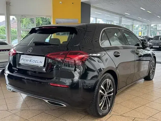 Gebraucht Mercedes A180 116 PS (85 kW) 2025 Kosmosschwarz  metallicla (metallic) Limousine