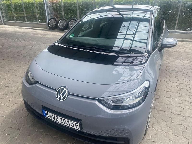 Grau Gebraucht 2023 VW ID.3 Pro Performance Kleinwagen | 24.490 € (Superpreis) - Bild 1/4