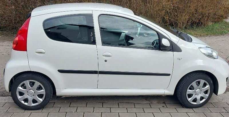 Gebraucht Peugeot 107 Urban Move 68 PS (50 kW) 2011 Weiß Kleinwagen