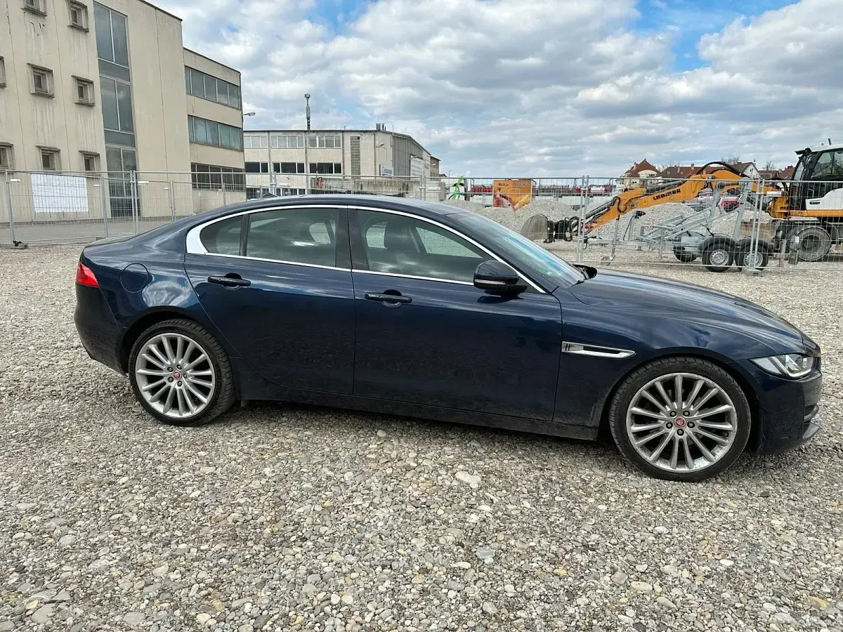 Gebraucht Jaguar XE 179 PS (131 kW) 2015 Blau Limousine