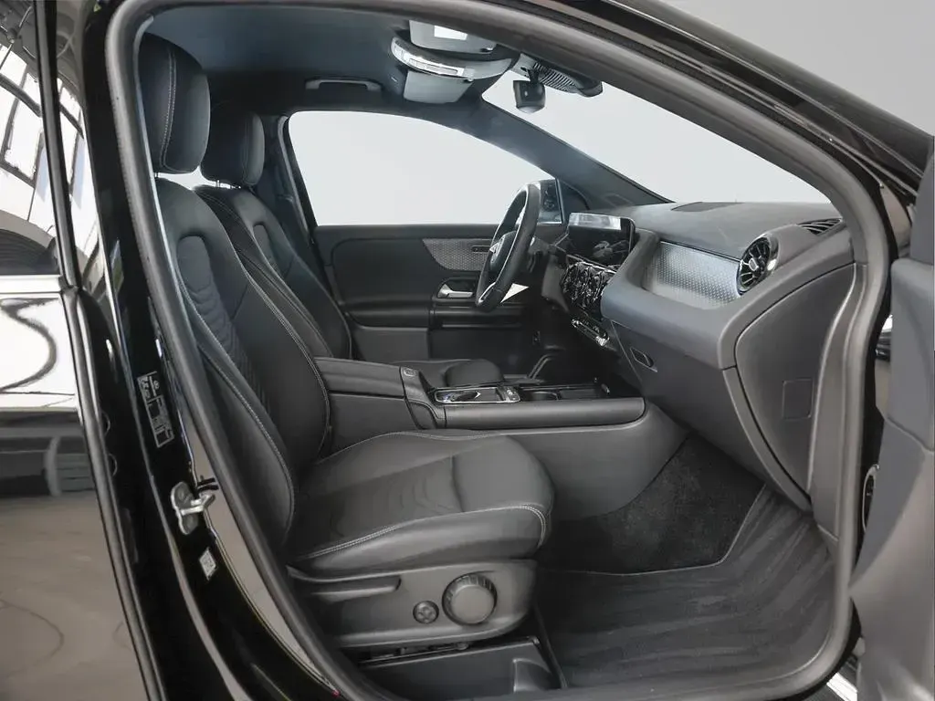 Gebraucht Mercedes GLA200 163 PS (119 kW) 2024 Unilack nachtschwarz SUV