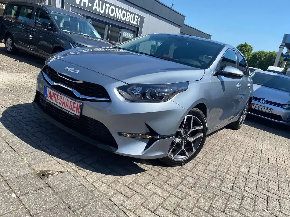 Usado Kia Ceed 140 CV (102 kW) 2025 Plateado Utilitario