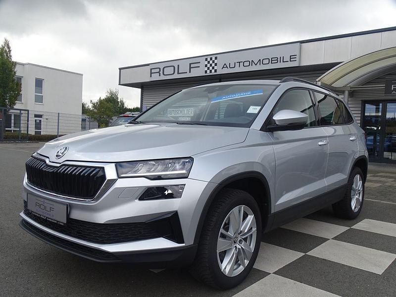 Silber brilliantsilber metallic (metallic) Gebraucht 2024 Skoda Karoq Selection SUV | 28.880 € (Superpreis) - Bild 1/4