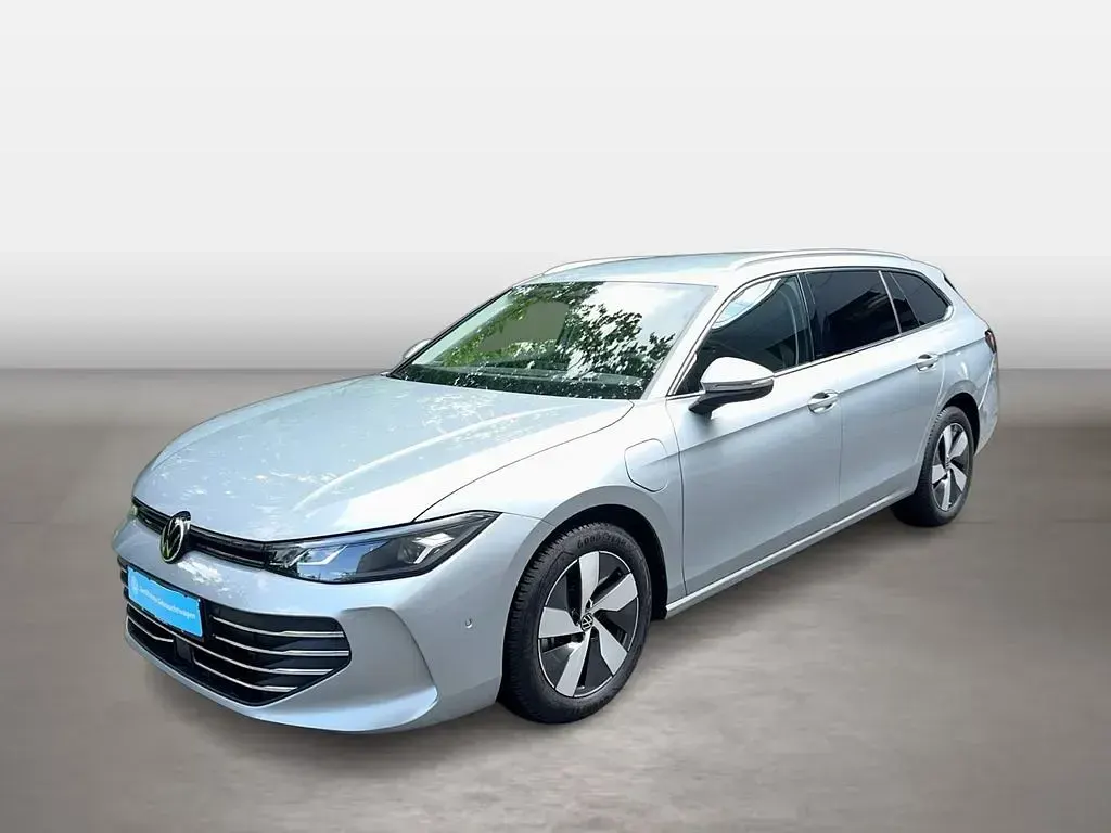 Gebraucht VW Passat Business 150 PS (110 kW) 2025 Oyster silver Kombi