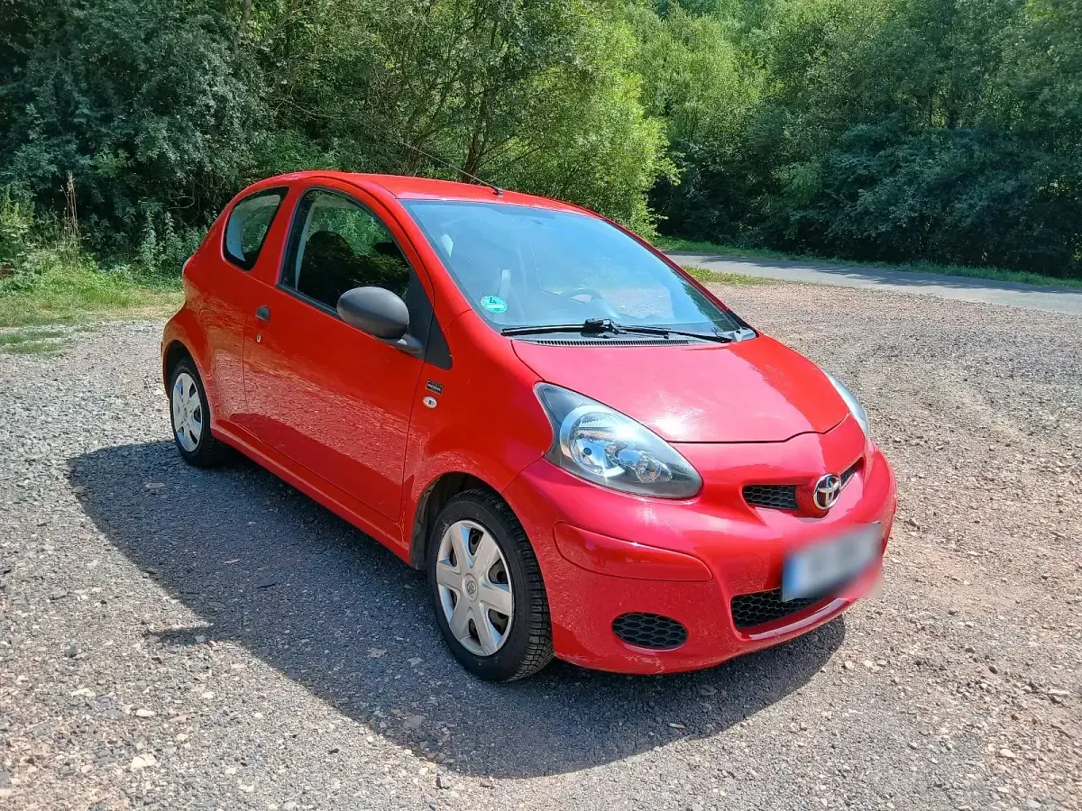 Gebraucht Toyota Aygo 68 PS (50 kW) 2013 Rot Kleinwagen