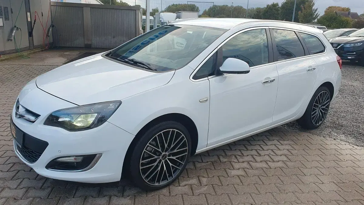 Gebraucht Opel Astra 165 PS (121 kW) 2013 Weiß Kombi