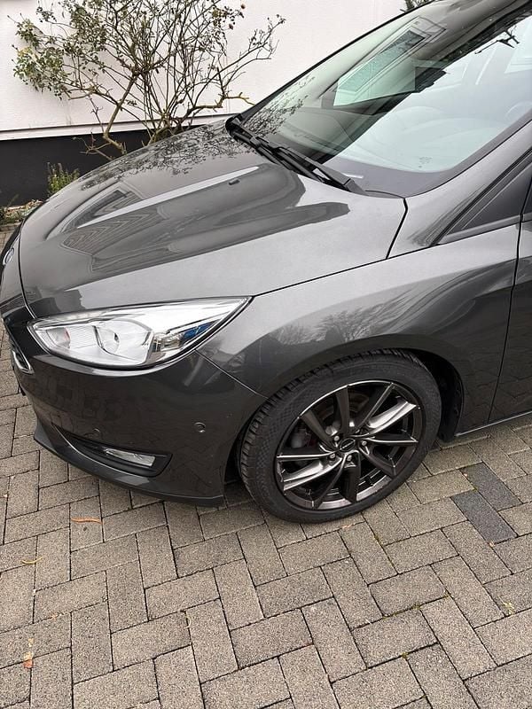 Schwarz Gebraucht 2017 Ford Focus Kleinwagen | 8.500 € (Fairer Preis) - Bild 1/4