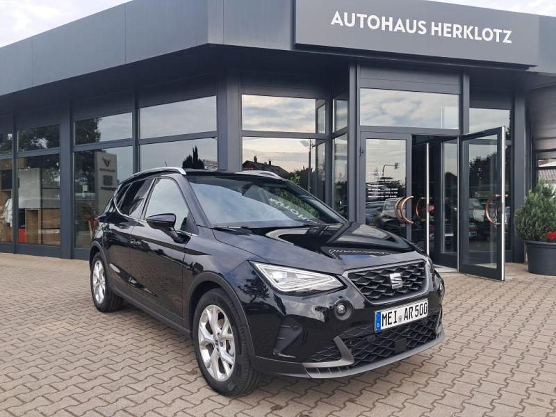 Midnight schwarz metallic Gebraucht 2024 Seat Arona FR SUV | 23.680 € (Etwas zu teuer) - Bild 1/4