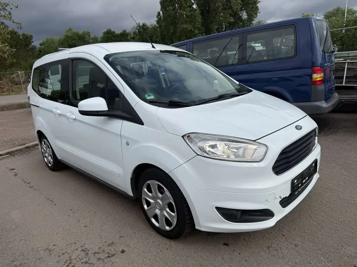 Gebraucht Ford Tourneo Courier Trend 101 PS (74 kW) 2015 Frostweiß Van / Kleinbus