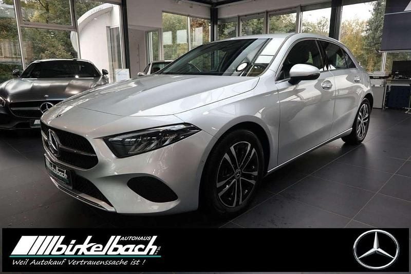 Iridiumsilber metalliclack Gebraucht 2023 Mercedes A180 Advanced Limousine | 29.690 € (Fairer Preis) - Bild 1/4