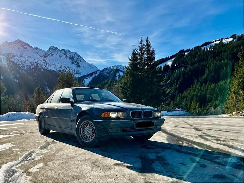 Grün Gebraucht 1999 BMW 735 Limousine | 9.999 € (Guter Preis) - Bild 1/4